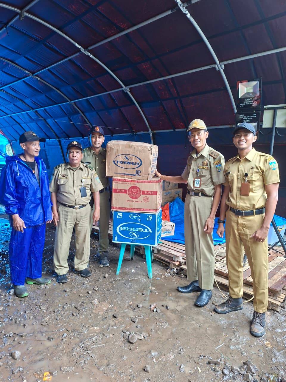 Keling Salurkan Bantuan APD Kebencanaan di Posko Kaliombo